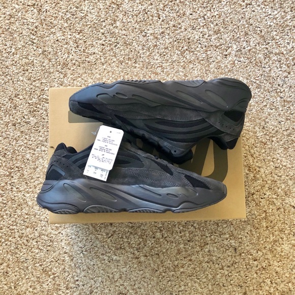 yeezy 700 mauve sole